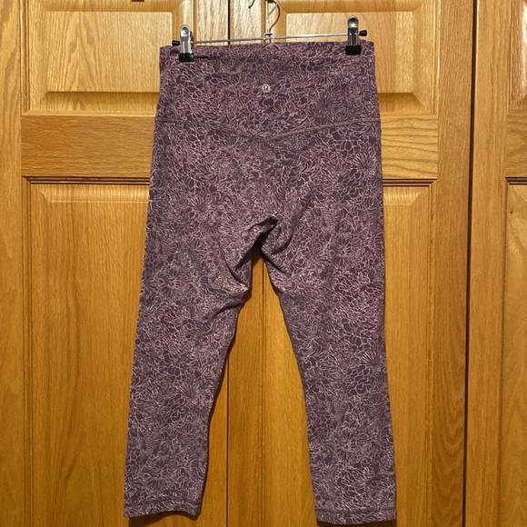 Lululemon purple knee length leggings size 8 - Picture 3 of 6